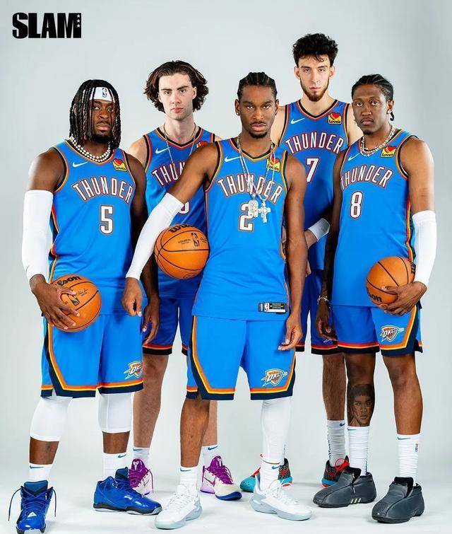 杨瀚森带女友赴美引发争议，好友崔永熙称其应专注篮球，网友支持其在球场表现。（杨瀚森携女友赴美惹热议，崔永熙建议专注篮球，网友力挺其场上表现）