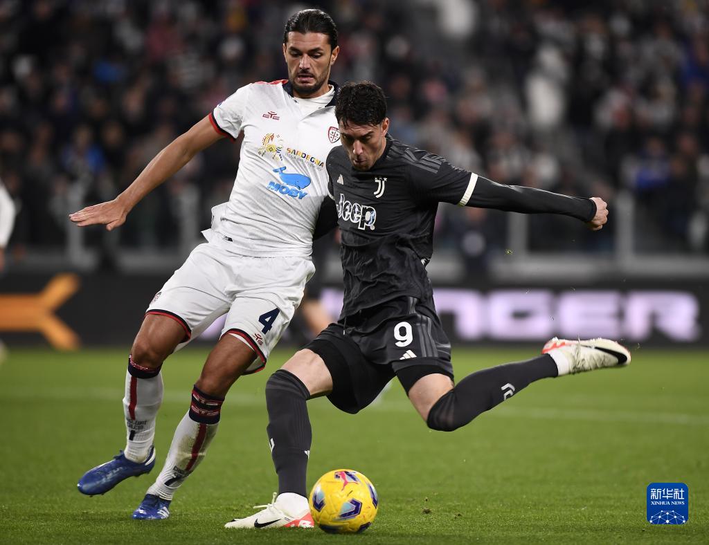 一齐登场！齐达内中国风亮相FC嘉年华，传奇卡重磅揭晓！（齐达内以中国风现身FC嘉年华，传奇卡震撼发布！）