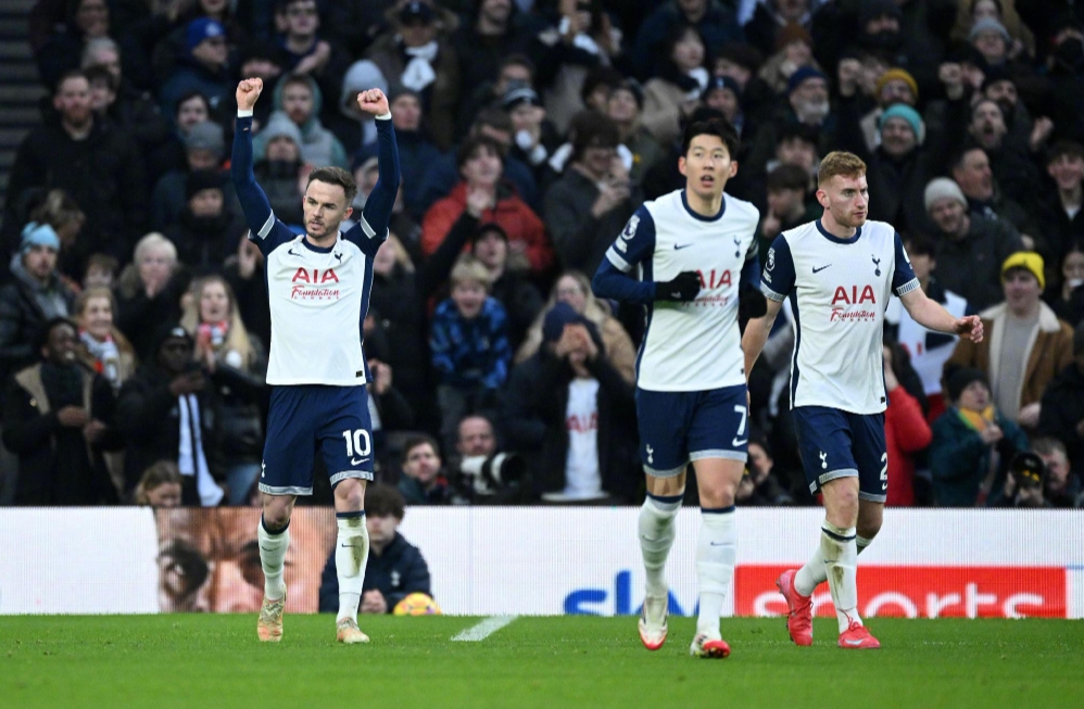 拉维亚开赛8分钟离场，球迷：他是我见过最易受伤的球员之一（拉维亚开场仅8分钟伤退，球迷无奈：堪称我见过最容易受伤的球员之一）