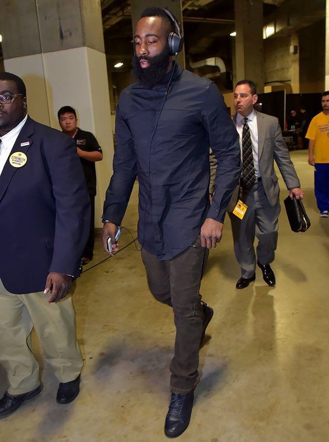 受伤的彭啸进入战上海U20的替补席，此前球员遭遇韧带损伤（曾遭韧带损伤，彭啸进入对阵上海U20之战替补席）