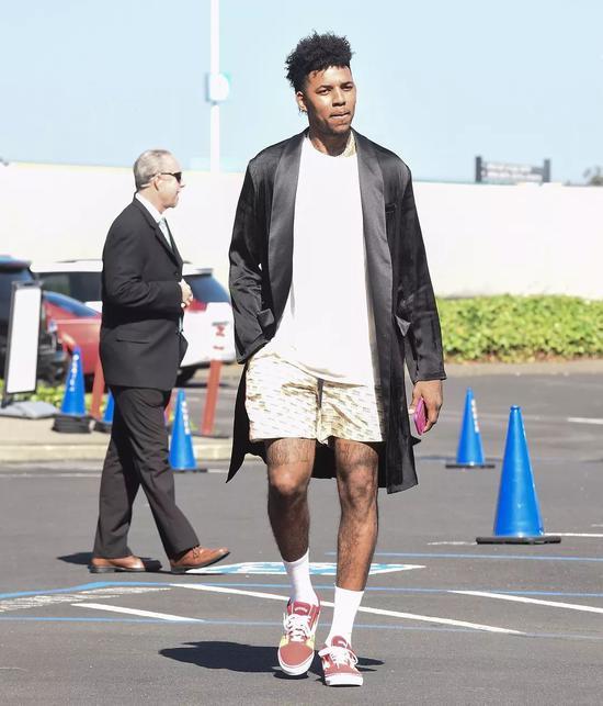 意甲第14轮观赛指南：佛罗伦萨力求首胜，比萨帕尔马保级对决（意甲第14轮看点：佛罗伦萨冲首胜，比萨与帕尔马上演保级生死战）