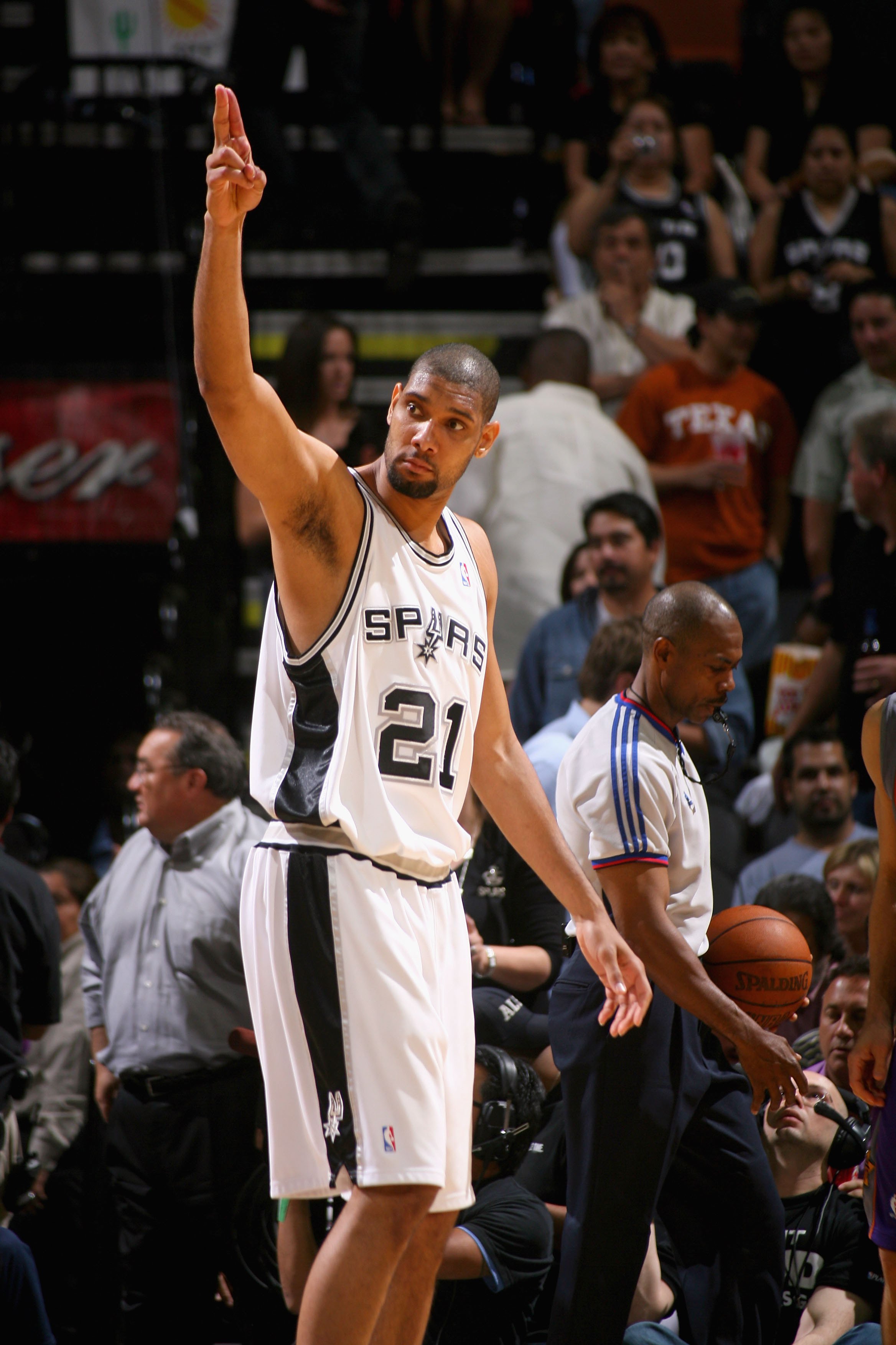 C罗打趣：詹姆斯是个好人，但我头发比他多！（C罗幽默调侃：詹姆斯人不错，但我的发量更胜一筹）