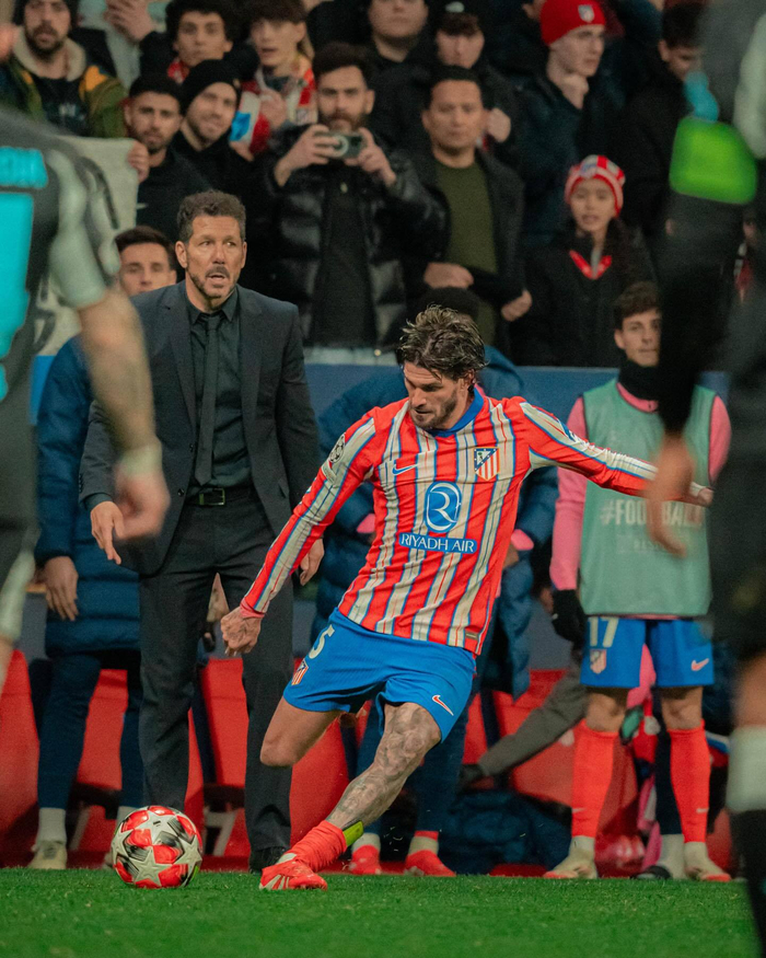 恐怖慎入，加纳国脚弗朗西斯在与日本友谊赛中小腿遭90度弯曲