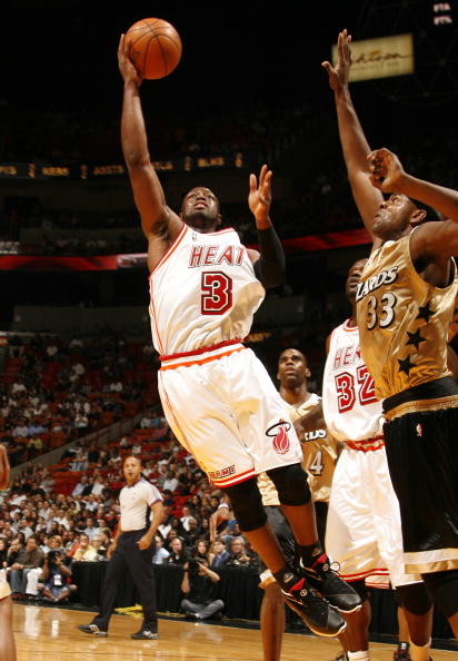 塞维球迷不满球队表现，向球场投掷杂物导致德比战暂停18分钟（塞维利亚球迷不满球队表现向场内掷物，德比战被迫中断18分钟）