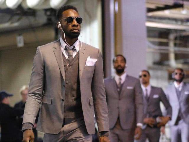 桑巴旅欧报169：安东尼起舞怒造三球，桑托斯传射客场擒狼（旅欧桑巴第169期：安东尼舞步连造三球，桑托斯传射助客场击败狼队）