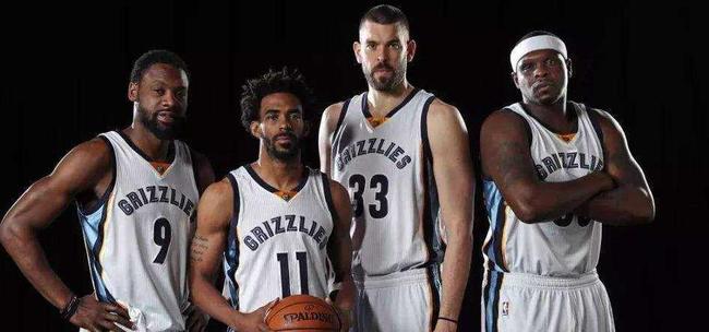 巴萨后防失误不断（巴萨防线频频出错）