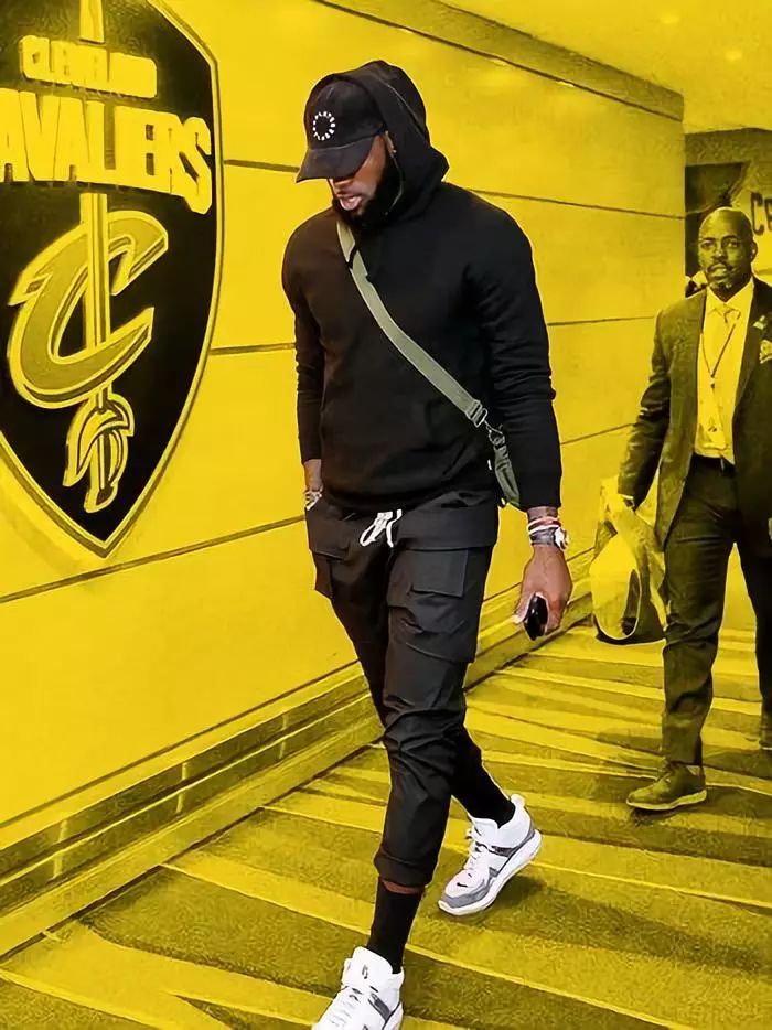 伦纳德复出后哈登投篮命中率仅38%，同时出战快船仅4胜9负（莱昂纳德复出后，哈登投篮命中率仅38%，两人同场时快船仅4胜9负）